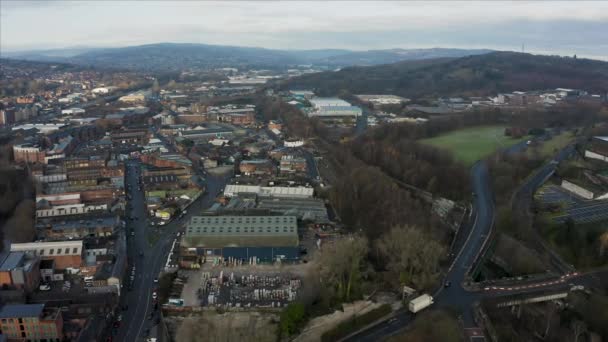 Sheffield, Ηνωμένο Βασίλειο - 1η Δεκεμβρίου 2019: Αεροφωτογραφία πάνω από το Sheffield City, South Yorkshire νωρίς ένα παγωμένο χειμωνιάτικο πρωινό του Δεκεμβρίου — Αρχείο Βίντεο