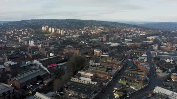 Sheffield, Royaume-Uni - 1er décembre 2019 : Vue aérienne sur la ville de Sheffield, dans le Yorkshire du Sud, tôt par une matinée froide et glacée d'hiver en décembre — Video