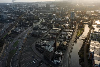 Sheffield, Uk - 1 Aralık 2019: Sheffield City 'nin ve Don Nehri' nin havadan görünüşü soğuk kış gündoğumunda yukarıdan akmaktadır.