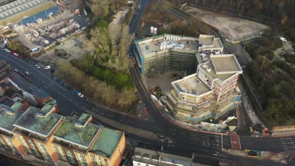 Шеффилд, Великобритания - 1 декабря 2019 года: Вид с воздуха на новые квартиры, которые разрабатываются и строятся на острове Келхэм, Шеффилд — стоковое видео