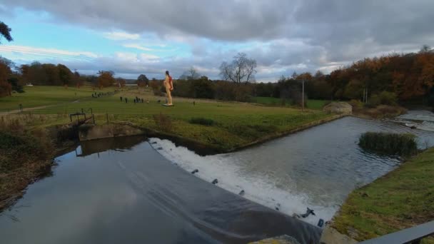 Damien Hirsts Skulpturen Jungfru moder. Yorkshire skulpturpark, Wakefield — Stockvideo