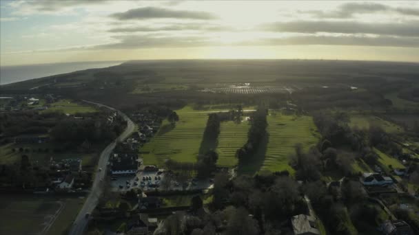 Vista aérea de Campos de los acantilados junto al mar en Hornsea, East Yorkshire, Reino Unido durante un frío amanecer dorado en invierno — Vídeos de Stock