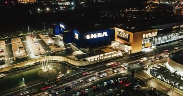 Sheffield, Royaume-Uni - 16 décembre 2019 : Abandon de nuit aérienne 4K de l'avant d'Ikea au milieu de la ville de Sheffield alors que le trafic s'accumule à l'extérieur pendant les heures de pointe — Video