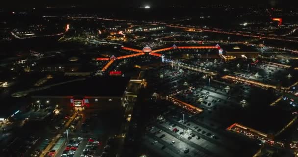 シェフィールド、英国- 16 12月2019:クリスマスライトと装飾が施された空中4k夜の牧草地全体の経過店を照らす — ストック動画