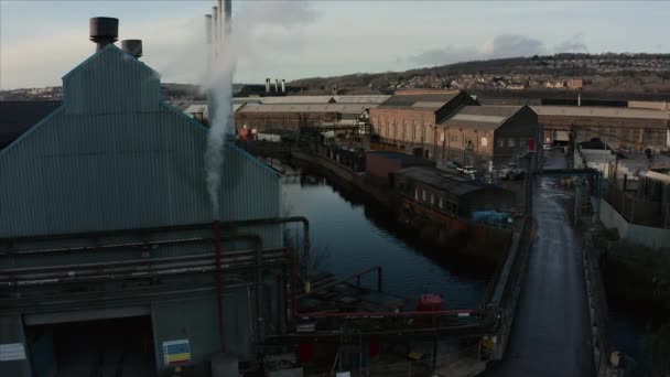 Шеффилд, Великобритания - 16 декабря 2019 года: Воздушный кадр пара перед складом металлоконструкций Forgemasters на реке Дон зимой — стоковое видео