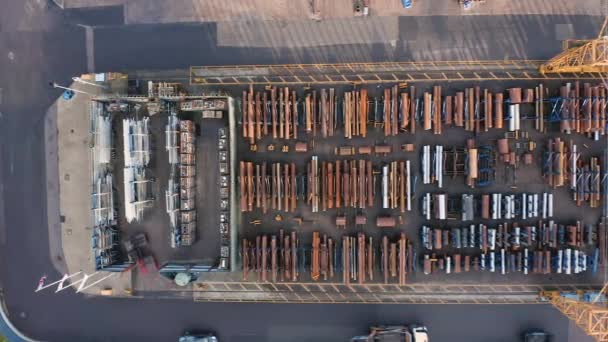 Sheffield, Reino Unido - 16 de dezembro de 2019: Vista aérea de tubos de aço no armazenamento externo sendo coletados com um empilhador no inverno — Vídeo de Stock