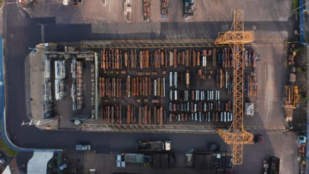 Sheffield, Reino Unido - 16 de diciembre de 2019: Vista aérea de tuberías de acero en almacenamiento exterior recogidas con una carretilla elevadora en invierno — Vídeo de stock