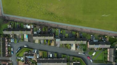 Aralık 2019 'da Chester, Cheshire, Uk' taki evlerin arasındaki futbol sahalarının 4k hava görüntüleri.