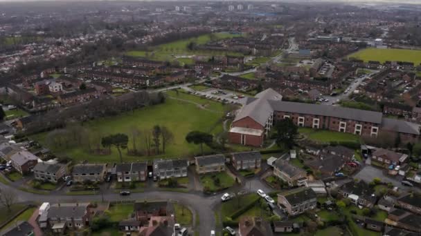 4K aérea revelar da cidade de Chester, Cheshire, Norte do Reino Unido durante dezembro 2019 com nuvens bonitas. Tiro no dia de Natal — Vídeo de Stock