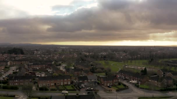 Aerial dramático nascer do sol deslumbrante com raios de sol rompendo nuvens sobre Chester, Cheshire, Norte do Reino Unido durante dezembro 2019 — Vídeo de Stock