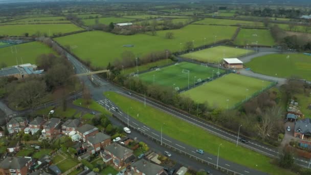 Nagranie z lotu 4k Football Fields pomiędzy domami w Chester, Cheshire, Uk, grudzień 2019 — Wideo stockowe