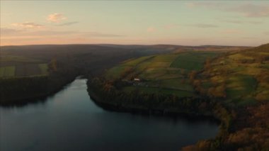 Gün batımında Sheffield, Peak District Ulusal Parkı, Yorkshire ve Derbyshire, Uk 'taki Bradfield köyünde sakin Agden Gölü üzerinde uçan hava görüntüleri. Aralık 2019.
