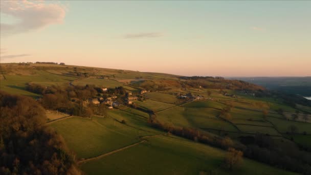 Letecké záběry z vesnice High Bradfield během nízkého oranžového západu slunce v prosinci 2019, Sheffield, South Yorkshire, Winter. — Stock video