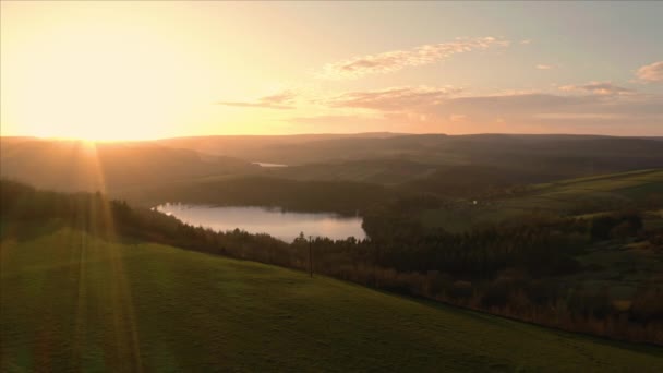 Vuelo aéreo sobre el lago tranquilo y el embalse de Agden durante la puesta del sol. Bradfield village, Sheffield, Peak District National Park, Yorkshire y Derbyshire, Reino Unido. Diciembre 2019 . — Vídeo de stock