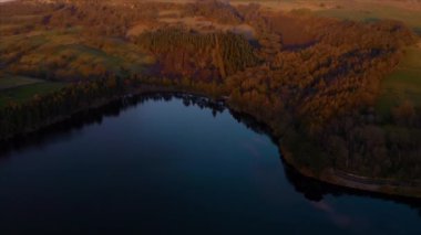 Gün batımında Sheffield, Peak District Ulusal Parkı, Yorkshire ve Derbyshire 'daki Bradfield köyü üzerinde sakin bir göl ve rezervuar görüldü. Aralık 2019.