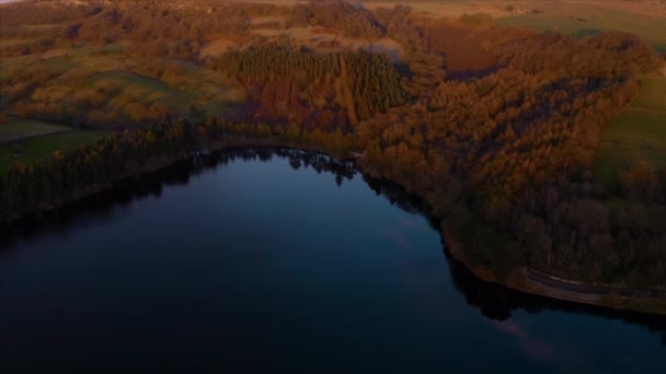 Aerial rivelano di tranquillo lago tranquillo e serbatoio al tramonto sul villaggio Bradfield a Sheffield, Peak District National Park, Yorkshire e Derbyshire, Regno Unito. dicembre 2019 . — Video Stock