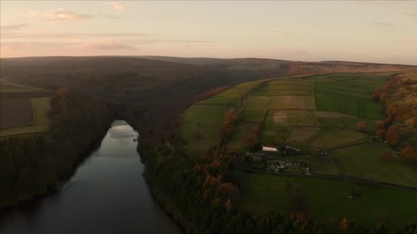 在约克郡谢菲尔德和德比郡的山顶地区国家公园，一个绿色茂密的英国乡间旧农舍的空中摄像和日落时晴朗的天空。 2019年12月. — 图库视频影像