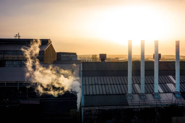 谢菲尔德市冷冰冰的金色日出. 2019年12月，美国犹他州南约克郡，一个寒冷的冬天，空中俯瞰着烟囱冒出蒸汽的工厂 — 图库照片