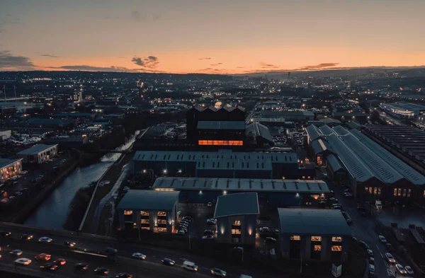 Vista aérea industrial de la ciudad de Sheffield al atardecer del crepúsculo que muestra los almacenes y las fábricas a lo largo del río Don —  Fotos de Stock