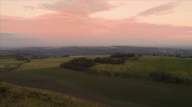 Gün batımında Sheffield, Peak District Ulusal Parkı, Yorkshire ve Derbyshire, Uk 'taki çayırlar üzerinde uçan hava görüntüleri. Aralık 2019.