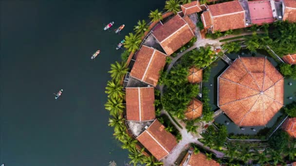 Felülről lefelé légi felvétel evezős hajók figyelembe turisták körül a látnivalók Ninh Binh, Észak-Vietnam közelében a kis falu Tam Coc. 2019. október — Stock videók