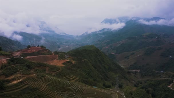 Sapa umgeben von Reisterrassen in den nördlichen Bergen Vietnams an der Grenze zu China. Luftaufnahme von einer Drohne. — Stockvideo
