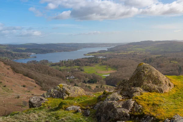 Λίμνη Windermere στο παρασκήνιο πυροβόλησε από ψηλά στους γύρω λόφους του Εθνικού Πάρκου Lake District, Ηνωμένο Βασίλειο — Φωτογραφία Αρχείου