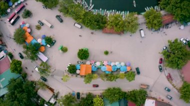 Kuzey Vietnam 'da turistlere hediye satan Ninh Binh' in yanındaki renkli pazar yerlerinin yukarıdan görünüşü.