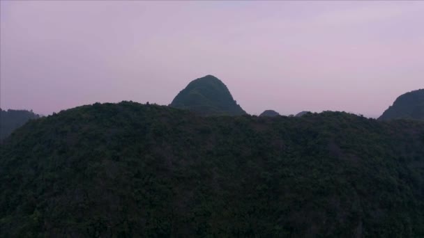 Fantastisk antennen avslöjar Ninh Binh kalksten bergen i norra Vietnam under en rosa solnedgång i oktober 2019 — Stockvideo