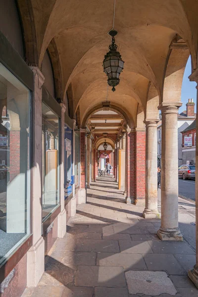 Farnham, UK - 29th February 2020: Farnham town centre and backstreets in Surrey, UK. Winter. — Stock Photo, Image