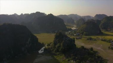 Kuzey Vietnam 'ın şaşırtıcı güzellikteki Ninh Binh eyaleti Tam Coc yakınlarındaki sel basmış alanlarda uçan bir insansız hava aracına ateş etti.