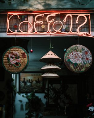 Neon işareti Hanoi, Vietnam 'da bir kahve dükkanının önünde.