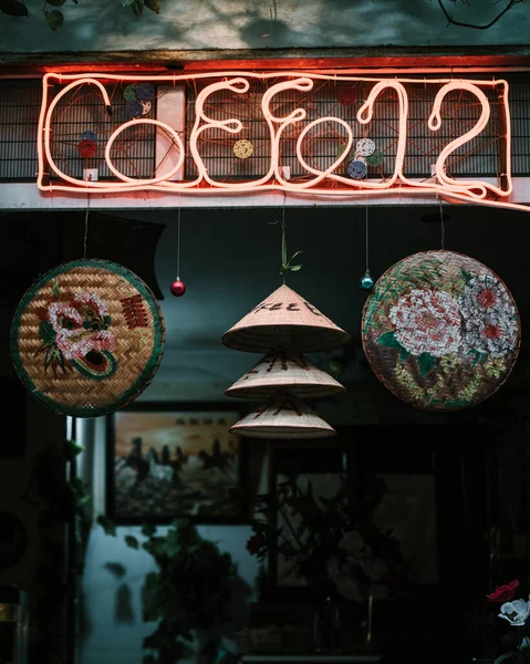 Signe néon orthographe Café devant un magasin à Hanoi, Vietnam — Photo