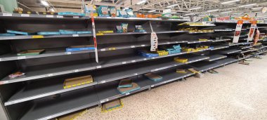 Aldershot, İngiltere - 18 Mart 2020: Tüm temel gıda malzemeleri Corona Virüsü sırasında İngiltere 'deki bir süpermarkette çekildi 