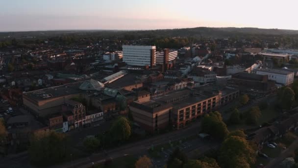 Vue aérienne volant vers la ville générique de Surrey, en Angleterre, au coucher du soleil à Covid Lockdown — Video