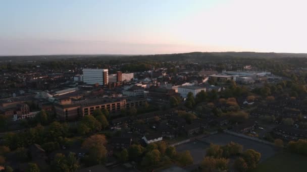 Luftbild, das während des Sonnenuntergangs in Covid Lockdown von einer Stadt in Surrey, England, wegfliegt — Stockvideo