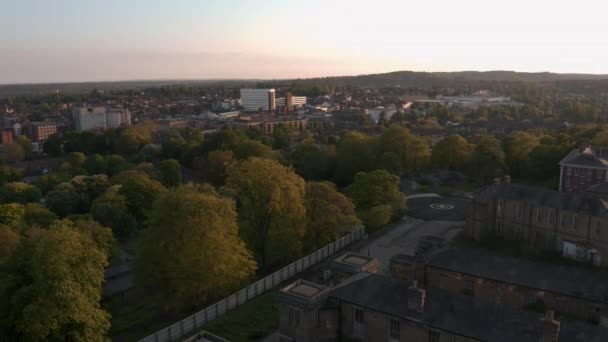 Powietrze ujawnia zielone angielskie miasto o zachodzie słońca. Corona letnie zamknięcie 2020 — Wideo stockowe