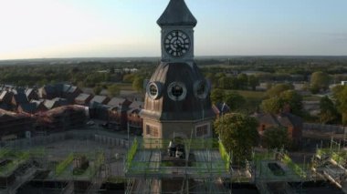 İngiltere 'de yaz günbatımında askeri hastanenin saat kulesinin hava görüntüleri tamir ediliyor.