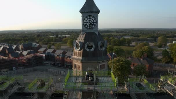 İngiltere 'de yaz günbatımında askeri hastanenin saat kulesinin hava görüntüleri tamir ediliyor. — Stok video