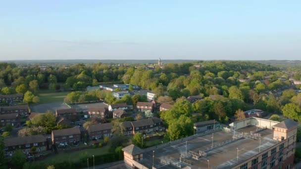 Widok z lotu ptaka w kierunku miasta w Surrey, Anglia podczas zachodu słońca w Covid Lockdown — Wideo stockowe
