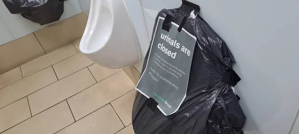 Birmingham, Großbritannien - 12. April 2020: Müllsäcke, die um Urinale gewickelt sind, um zu verhindern, dass Menschen bei sozialer Distanzierung vor der Tür stehen — Stockfoto