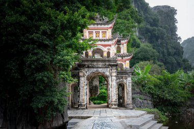 Kuzey Vietnam 'daki Bich Dong Pagoda' nın girişi, Ninh Binh. Dramatik karamsar çekim