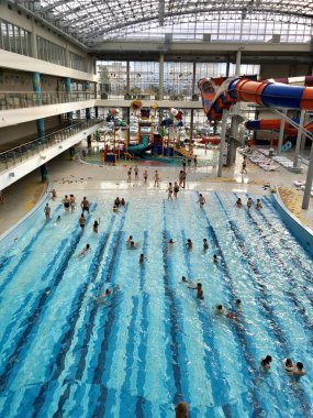 Temiz suda insanlarla dolu bir havuz.