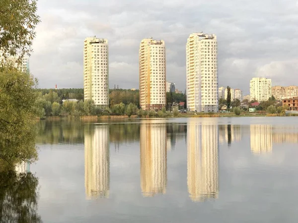 Reflexão de casas altas no lago . — Fotografia de Stock