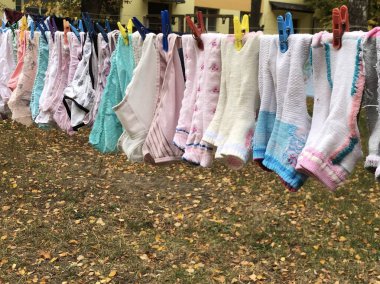 İç çamaşırları sokakta kuruyor. Kadın iç çamaşırları. 