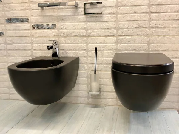 Czarna toaleta i bidet w łazience. — Zdjęcie stockowe