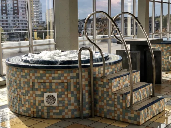 Agua burbujeante en el jacuzzi . — Foto de Stock