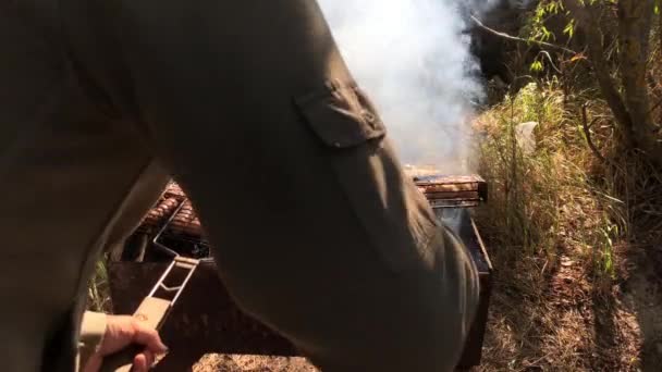 Μαγειρεύω Μπάρμπεκιου Στη Σχάρα Κάψιμο Κάρβουνων Στη Σχάρα Μπάρμπεκιου Κρέας — Αρχείο Βίντεο
