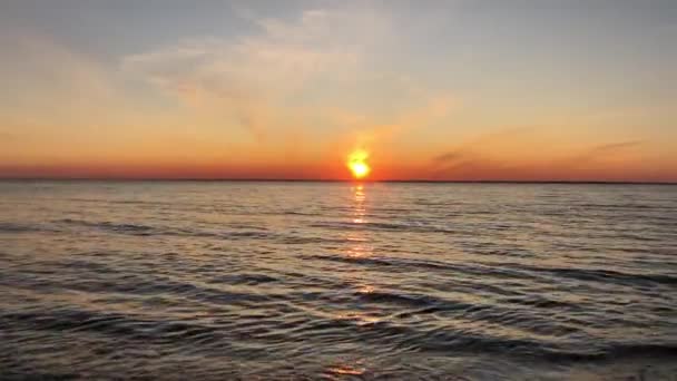 Схід Сонця Над Спокійним Морем Літнє Сонце Відбивається Від Води — стокове відео