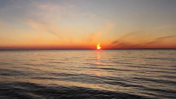Salida Del Sol Sobre Mar Calma Sol Verano Refleja Agua — Vídeos de Stock